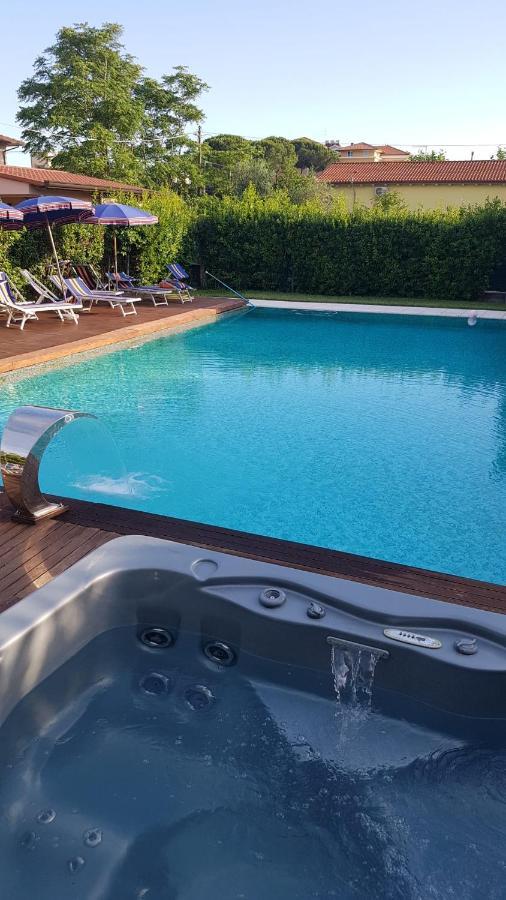 Hotel Patrizia Marina di Massa Zewnętrze zdjęcie